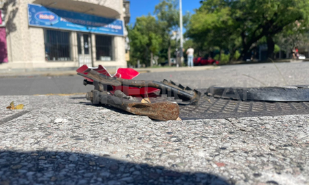 Así quedó la moto que atropelló el conductor de la camioneta. Así quedó la moto que atropelló el conductor de la camioneta.