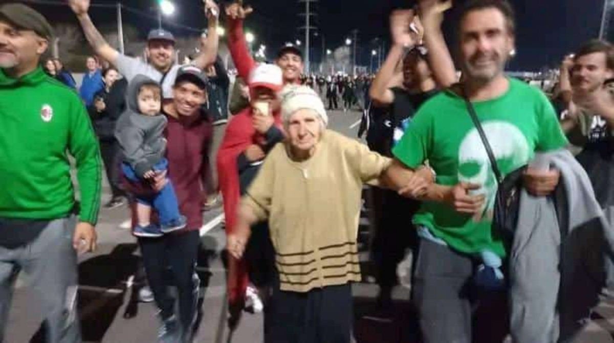 Video: una abuela fanática del Indio Solari fue al recital en San Luis y fue furor