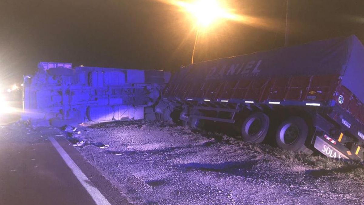 El camión quedó a un costado de la banquina a causa del impacto. 