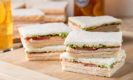 Ni más ni menos: cuántos sándwiches de miga se calculan por persona para no gastar de más en estas fiestas Ni más ni menos: cuántos sándwiches de miga se calculan por persona para no gastar de más en estas fiestas