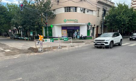 El histórico bache está siendo reparado por la Municipalidad. El histórico bache está siendo reparado por la Municipalidad.