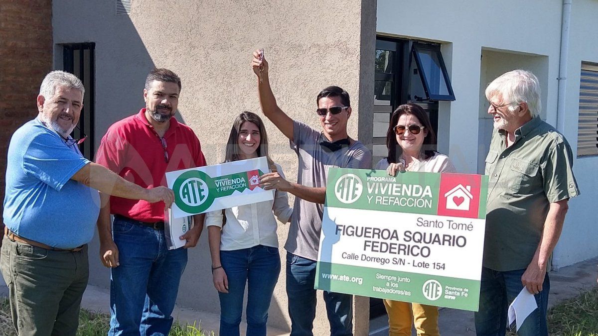 Dos trabajadoras y dos trabajadores recibieron las llaves de su casa este martes. 