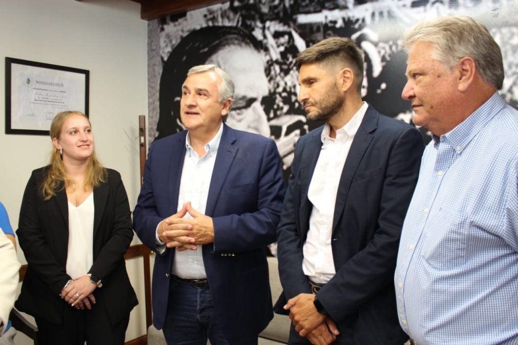 Junto a Gerardo Morales y Maximiliano Pullaro, participó el presidente del comité radical santafesino, Carlos Fascendini. También la diputada nacional por Evolución, Victoria Tejeda.