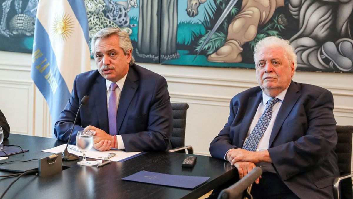 Ginés González García renunció al Ministerio de Salud de la Nación y fue imputado por el escándalo del vacunatorio VIP. El presidente Alberto Fernández calificó la denuncia como una "payasada".