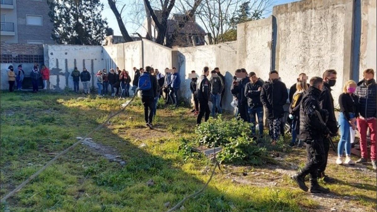 46 personas fueron detenidas por festejar un cumpleaños en Rosario.