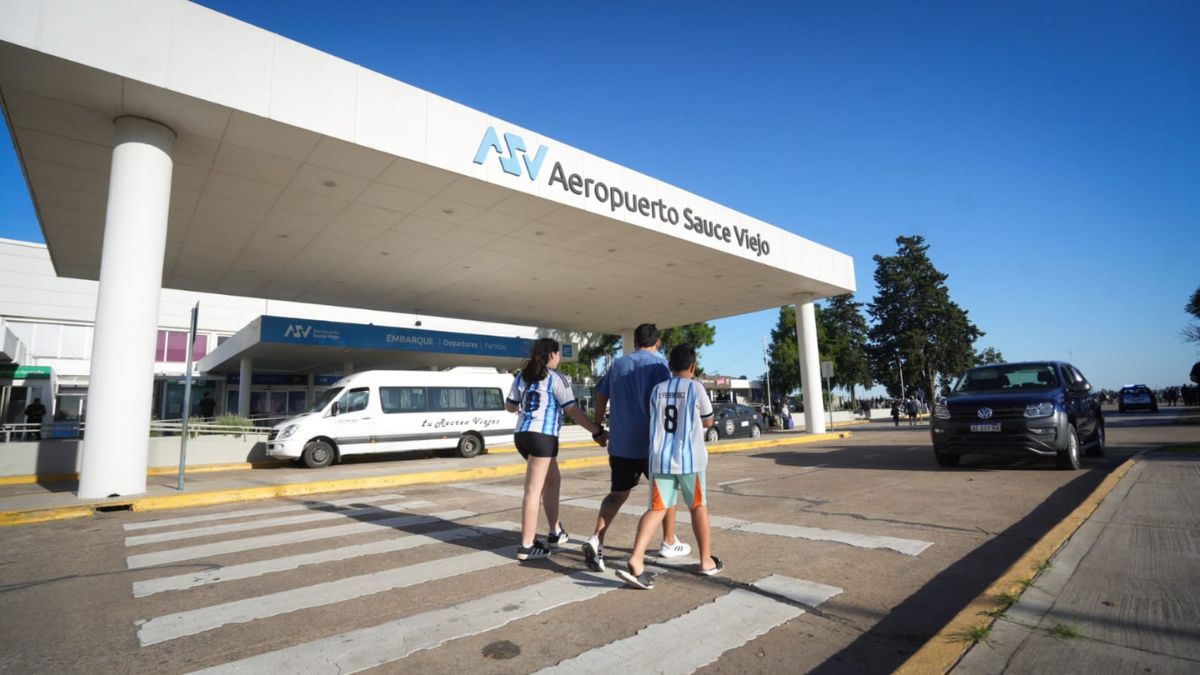 El operativo de seguridad se ajusta sobre la marcha para evitar aglomeraciones tanto en la terminal aérea como en las rutas hacia el Gran Rosario. El operativo de seguridad se ajusta sobre la marcha para evitar aglomeraciones tanto en la terminal aérea como en las rutas hacia el Gran Rosario.