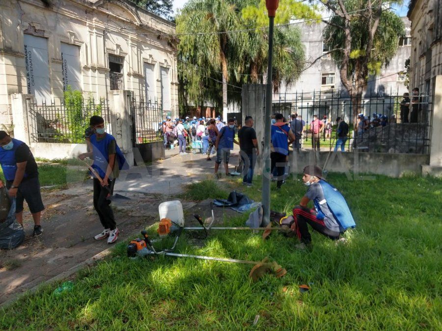 Comenzaron los trabajos de limpieza del viejo Hospital Iturraspe para la mudanza de los ministerios de Salud y Desarrollo Social. 