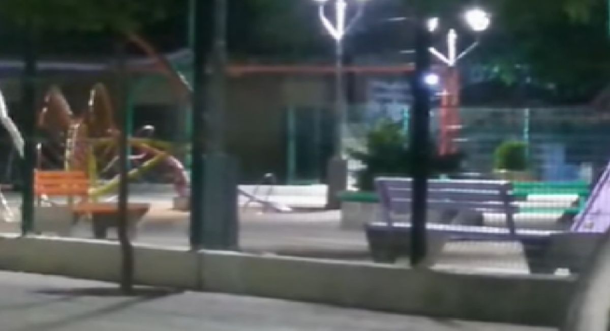 Video: aseguran haber captado el fantasma de un niño jugando en una plaza en plena noche