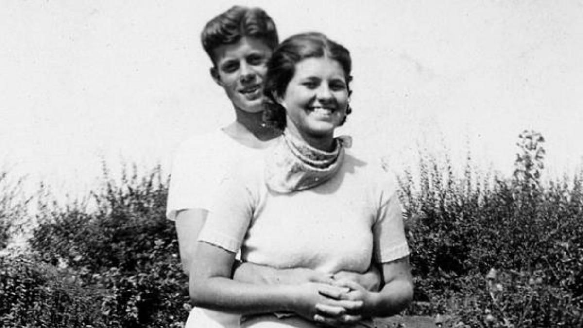 Rosemary Kennedy junto a su hermano mayor John F. Kennedy, futuro presidente de los Estados Unidos. Rosemary Kennedy junto a su hermano mayor John F. Kennedy, futuro presidente de los Estados Unidos.