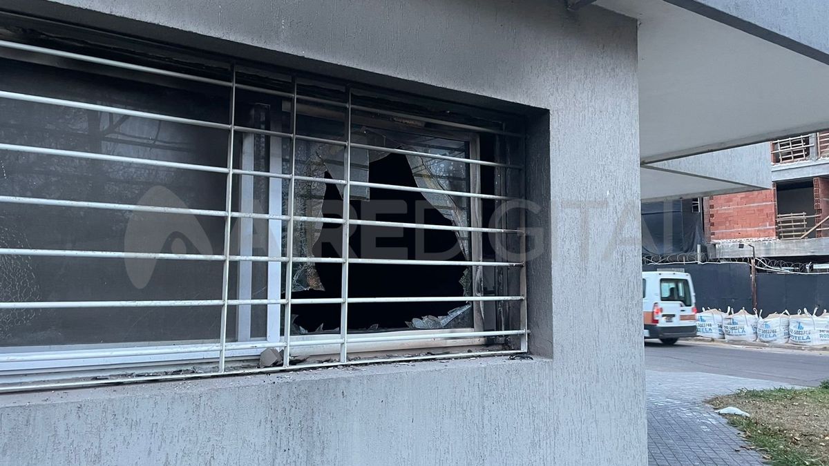 Barrio María Selva: estaban durmiendo, escucharon ruidos y encontraron el living prendido fuego. Barrio María Selva: estaban durmiendo, escucharon ruidos y encontraron el living prendido fuego.