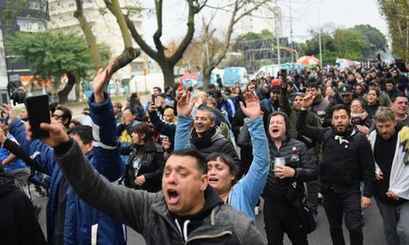 Miles de fanáticos despiden al Indio Solari en Avellaneda. Miles de fanáticos despiden al Indio Solari en Avellaneda.