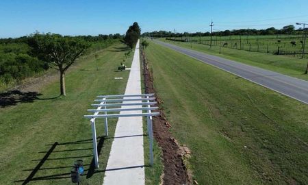 La nueva ciclovía sur de Laguna Paiva tiene una extensión de 1,4 kilómetros y conecta el acceso sur con el paso a nivel del ferrocarril. La nueva ciclovía sur de Laguna Paiva tiene una extensión de 1,4 kilómetros y conecta el acceso sur con el paso a nivel del ferrocarril.
