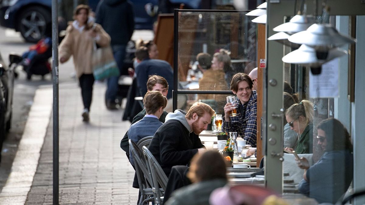 Según un comunicado del Gobierno, a partir del 20 de noviembre los bares del país tienen prohibida la venta de alcohol a partir de las 22, lo que llevará a aquellos establecimientos con licencia para vender este tipo de bebidas a cerrar antes de las 22.30.