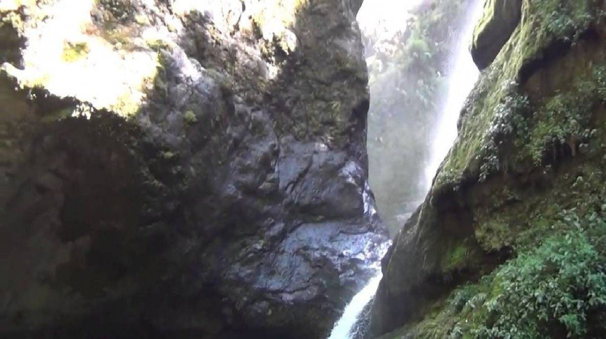 Se peleó con sus padres y construyó una cueva en el jardín de su casa que cuenta con luz