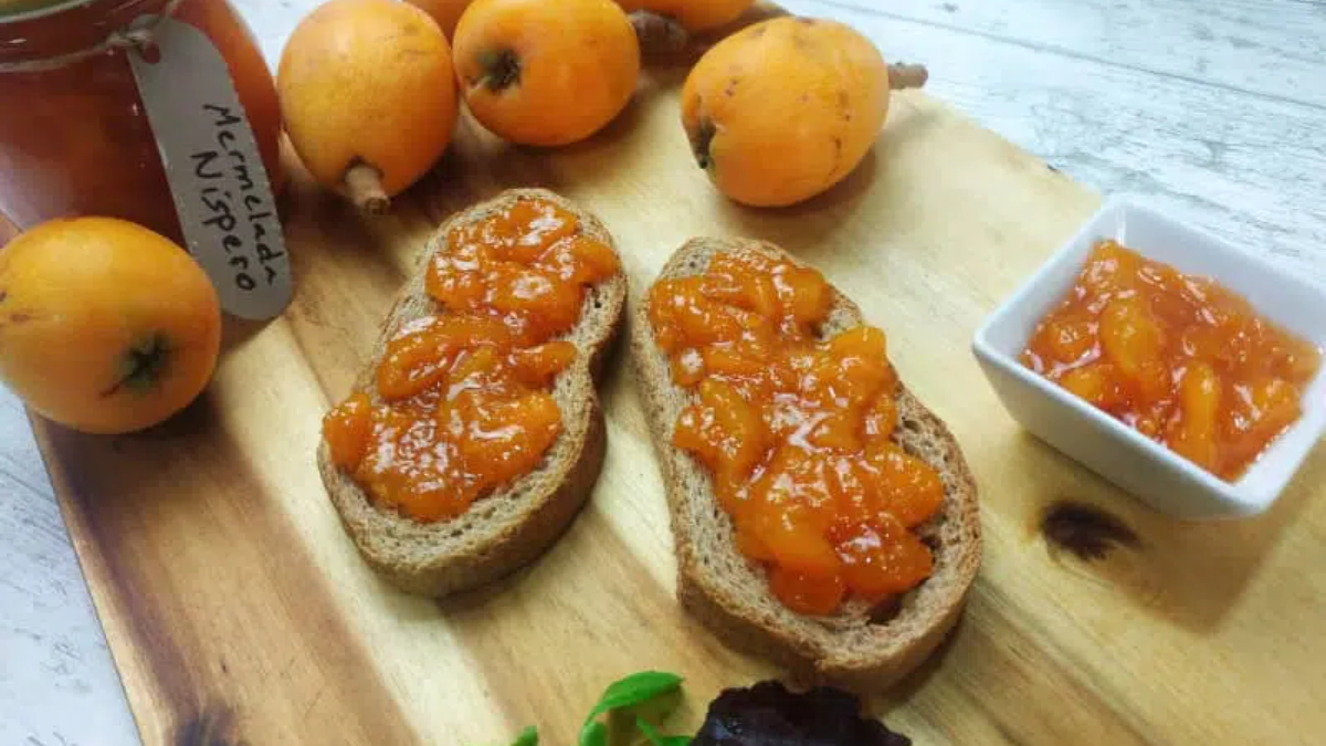 Los nísperos son una fruta dulce y jugosa que es perfecta para hacer dulce. 