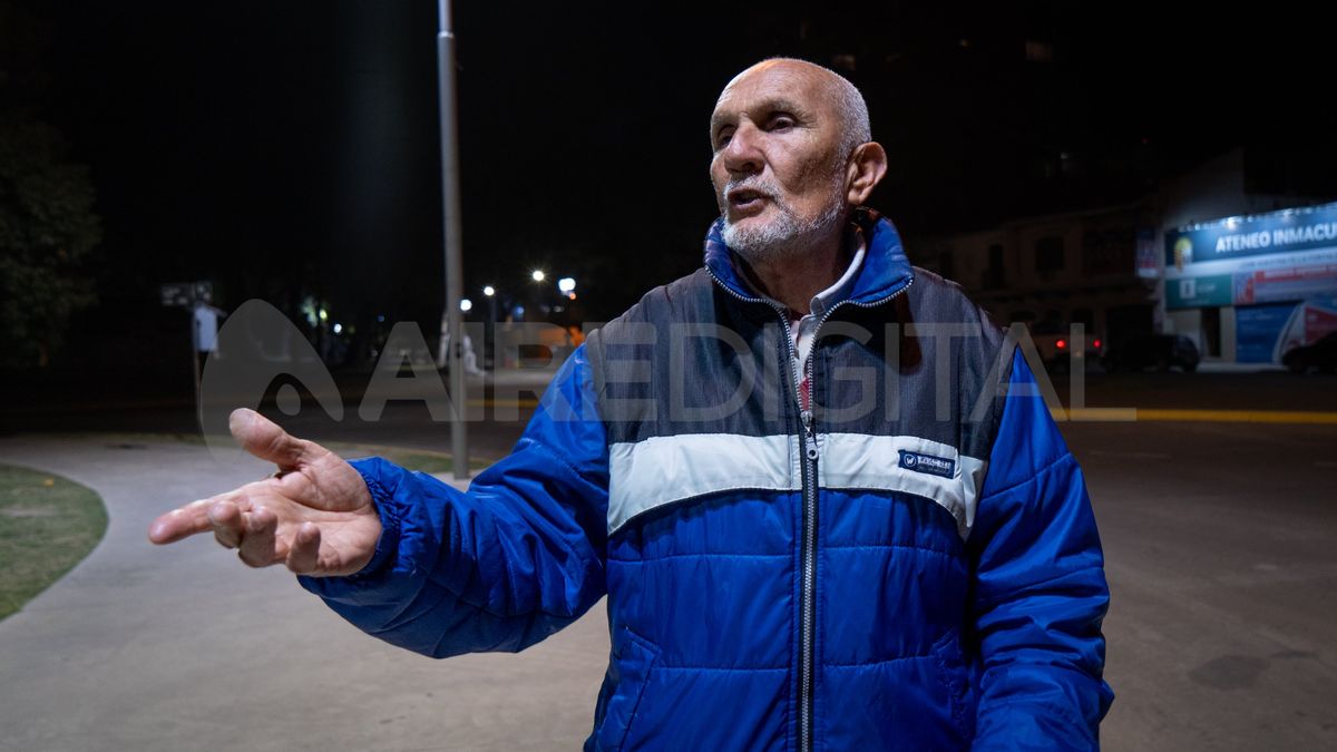 Luis se levanta temprano y se dirige hacia el centro en donde pasa la mayor parte del día. Luis se levanta temprano y se dirige hacia el centro en donde pasa la mayor parte del día.