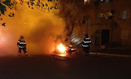 Auto incendiado en Trelew. Auto incendiado en Trelew.