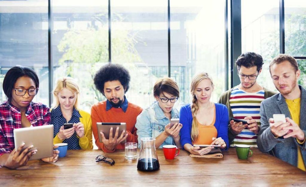 Por qué los científicos creen que Whatsapp y Facebook son como drogas para nuestras mentes