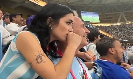 Fuerte repudio hacia un hincha que se apoyó y tomó de la cintura a Lali Espósito en la tribuna Fuerte repudio hacia un hincha que se apoyó y tomó de la cintura a Lali Espósito en la tribuna