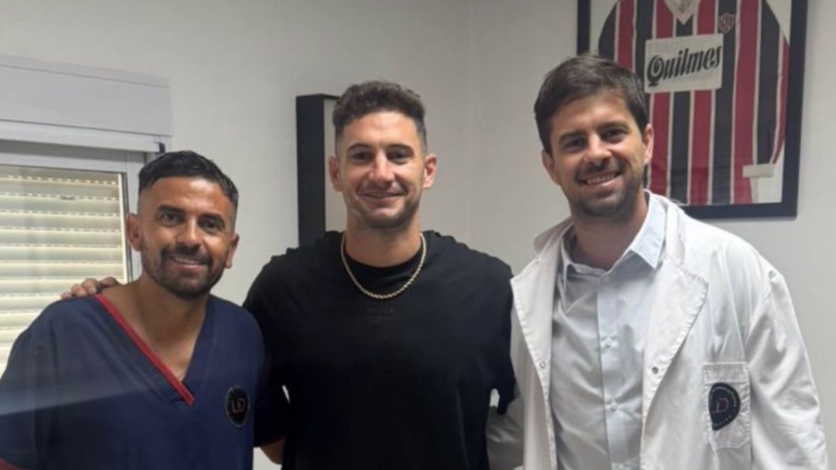 Lucas Alario con Francisco Vega y 