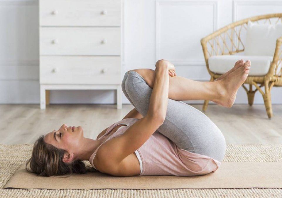 Rodilla al pecho para reñajar la espalda