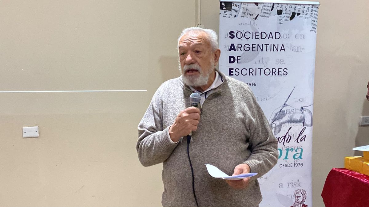 Oscar Agú, presidente de la Sociedad Argentina de Escritores. Oscar Agú, presidente de la Sociedad Argentina de Escritores.
