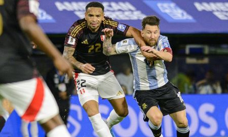 Lionel Messi se cruzó con Carlos Zambrano en pleno partido. Lionel Messi se cruzó con Carlos Zambrano en pleno partido.