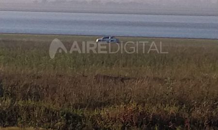 La camioneta quedó varada durante más de 12 horas varada en la costa de la laguna Setúbal. La camioneta quedó varada durante más de 12 horas varada en la costa de la laguna Setúbal.