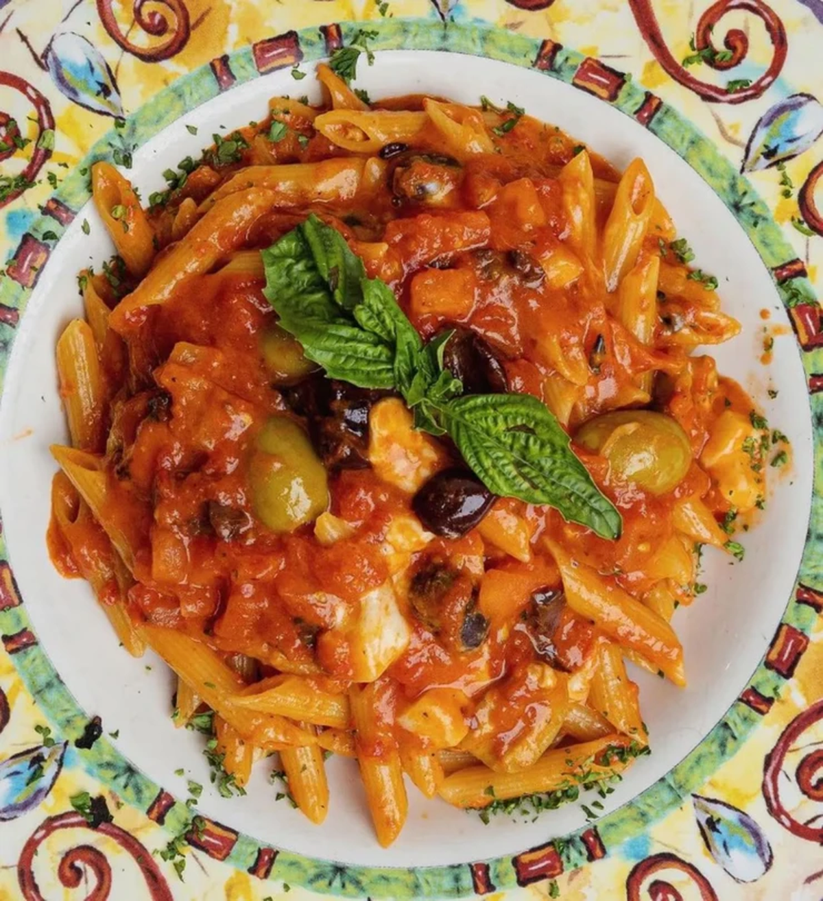 Agnolotti rossi rellenos de espinaca y ricota con salsa blanca. Agnolotti rossi rellenos de espinaca y ricota con salsa blanca.