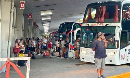 El Gobierno nacional deja de financiar los pasajes gratuitos en colectivos de larga distancia a personas con discapacidad, trasplantados y menores con cáncer. El Gobierno nacional deja de financiar los pasajes gratuitos en colectivos de larga distancia a personas con discapacidad, trasplantados y menores con cáncer.