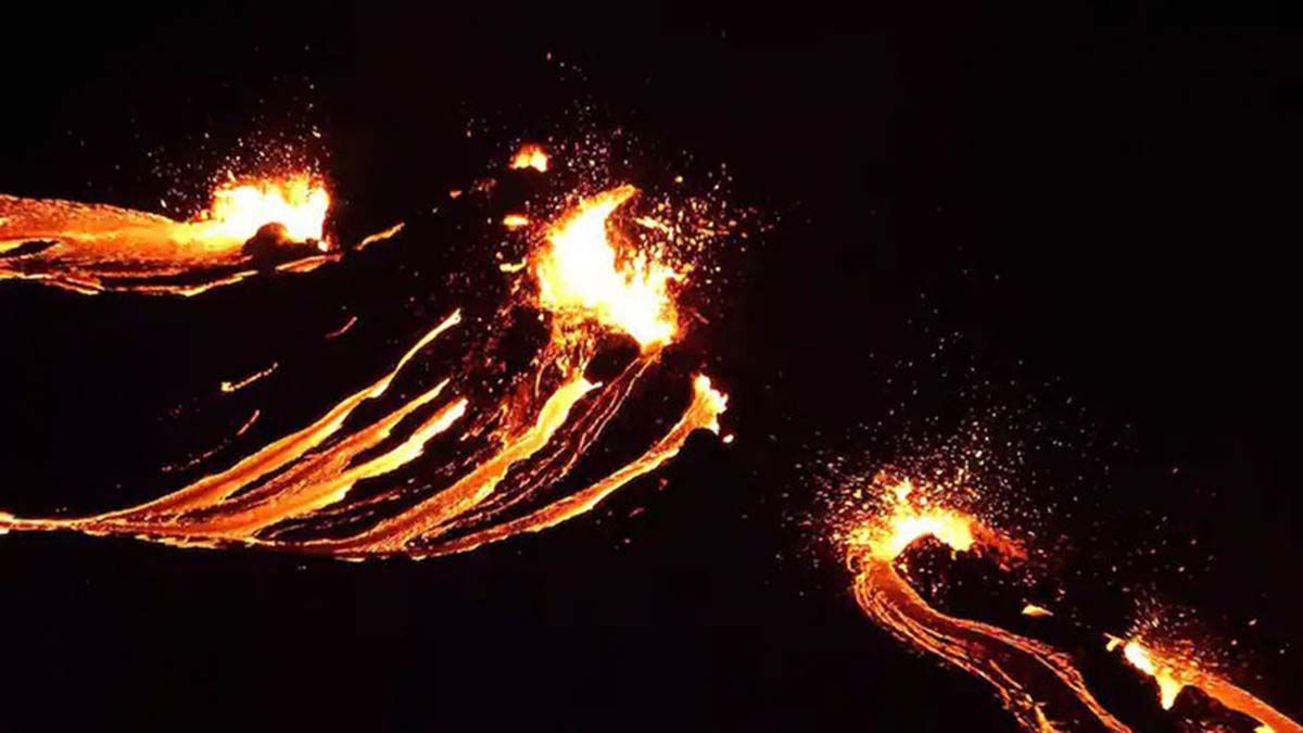 Por el momento, las autoridades no informaron de que haya caído ceniza, pero podrían producirse fragmentos de tefra (magma solidificado) y emisiones de gas.