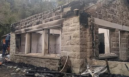 Así quedó la vivienda del propietario luego del incendio perpetuado por grupos mapuches en Villa Mascardi. Así quedó la vivienda del propietario luego del incendio perpetuado por grupos mapuches en Villa Mascardi.