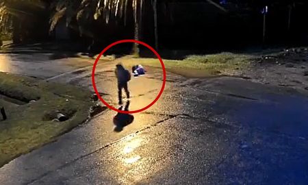 En un violento asalto captado por cámaras de seguridad, una joven fue brutalmente atacada en su camino a la facultad en Berazategui En un violento asalto captado por cámaras de seguridad, una joven fue brutalmente atacada en su camino a la facultad en Berazategui
