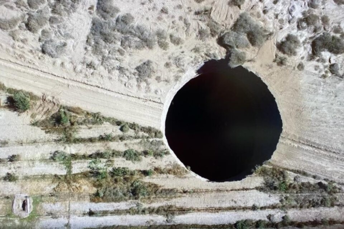 Chile: autoridades investigan un misterioso agujero en la tierra cerca de una mina de cobre en el norte del país