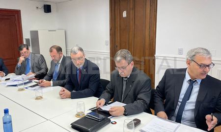 El ministro de Seguridad de Santa Fe, Rubén Rimoldi, y la secretaria de Administración Financiera de esa cartera, Ana María Morel, deberán concurrir a la Cámara de Diputados. El ministro de Seguridad de Santa Fe, Rubén Rimoldi, y la secretaria de Administración Financiera de esa cartera, Ana María Morel, deberán concurrir a la Cámara de Diputados.