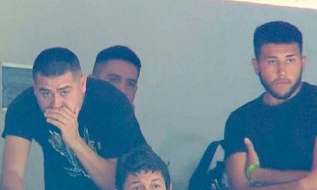 Juan Román Riquelme y su hijo Agustín irán a juicio por la presencia del joven en La Bombonera, cuando debía hacer cuarentena. Juan Román Riquelme y su hijo Agustín irán a juicio por la presencia del joven en La Bombonera, cuando debía hacer cuarentena.