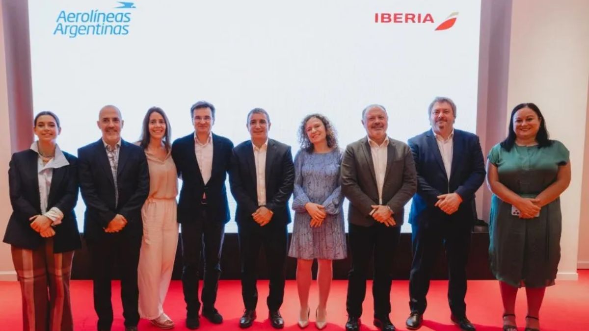 La línea de bandera de Argentina firmó un acuerdo de código interlínea con Iberia para conectar vuelos trasatlánticos con 66 destinos del interior. La línea de bandera de Argentina firmó un acuerdo de código interlínea con Iberia para conectar vuelos trasatlánticos con 66 destinos del interior.