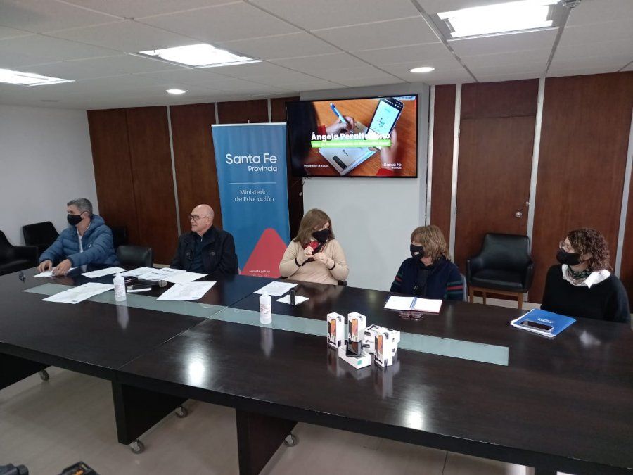 El Ministerio de Educación lanzó el Plan Ángela Peralta Pino a través del cual se entregan 4000 becas que constan de un celular y $ 6000 para el paquete básico de datos.