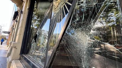 Noche de furia en Santa Fe: en una pelea destrozaron los vidrios de un conocido boliche y hay cuatro jóvenes detenidos