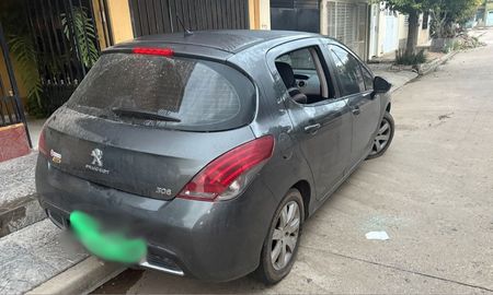 Los delincuentes rompieron uno de los vidrios del auto y lo saquearon por completo. Los delincuentes rompieron uno de los vidrios del auto y lo saquearon por completo.