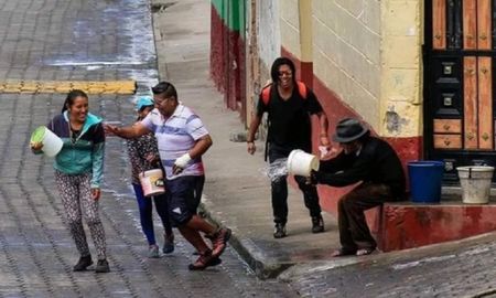 Video: el abuelo que conmueve las redes jugando al carnaval