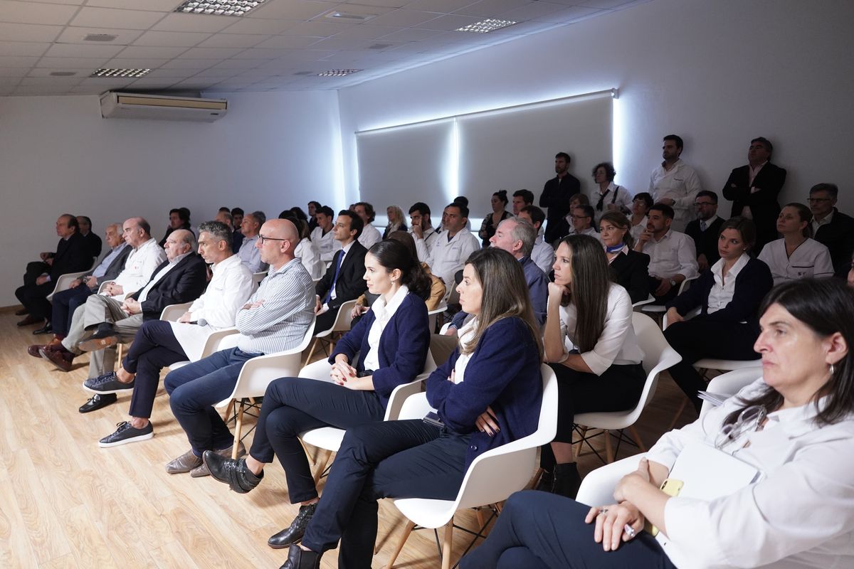 La disertación se llevó a cabo en el auditorio del Grupo Santa Fe, con la presencia de autoridades, médicos y profesionales de la institución. La disertación se llevó a cabo en el auditorio del Grupo Santa Fe, con la presencia de autoridades, médicos y profesionales de la institución.