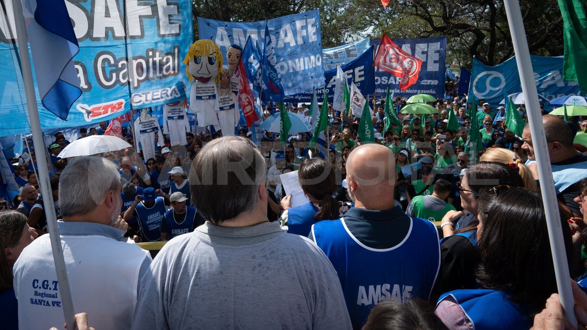 Con la propuesta de aumento salarial del gobierno provincial aceptada por los docentes santafesinos , un maestro inicial en marzo ganará 166.050 pesos.