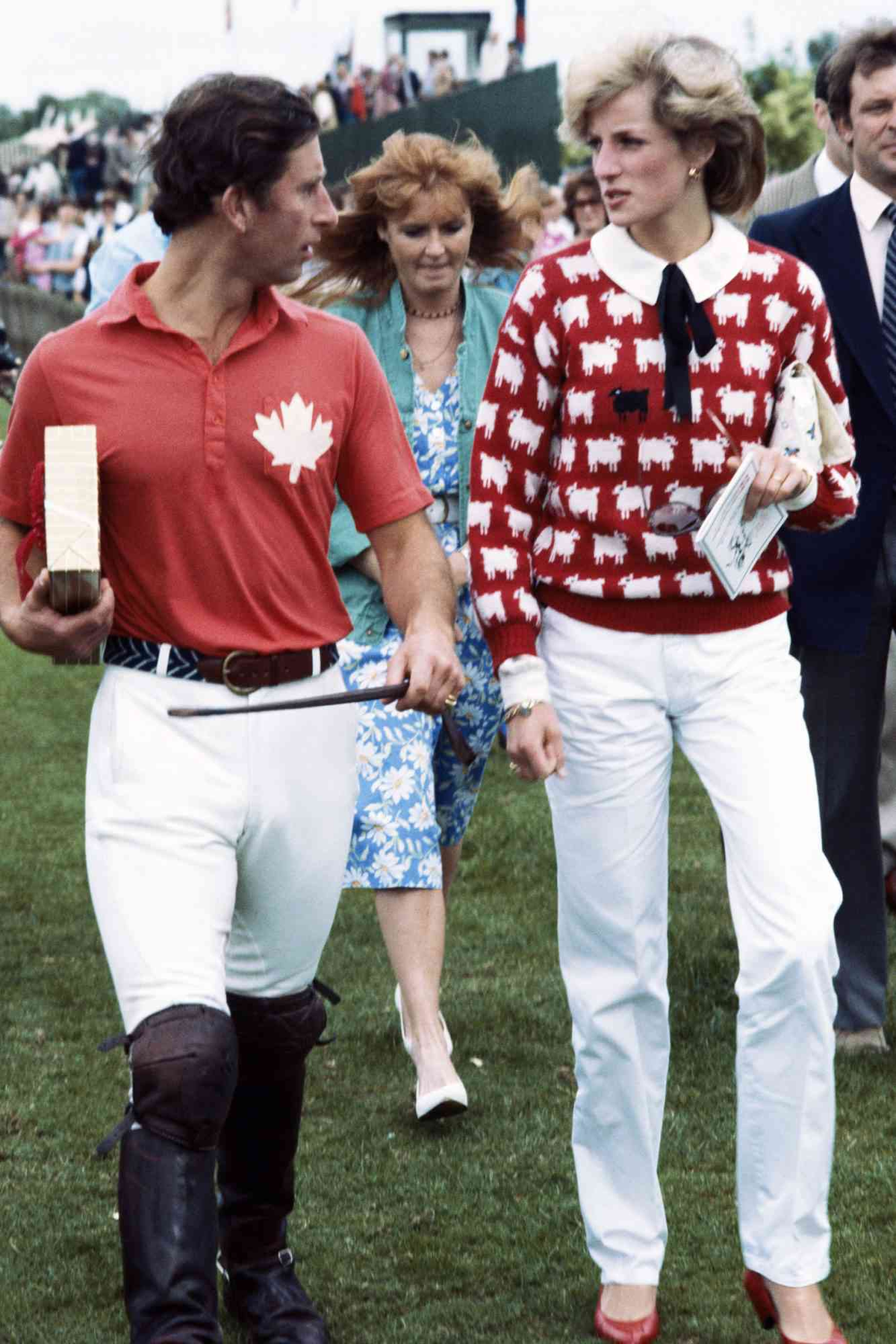 Carlos junto a Diana en un partido de polo, tiempo después de comprometerse. Carlos junto a Diana en un partido de polo, tiempo después de comprometerse.