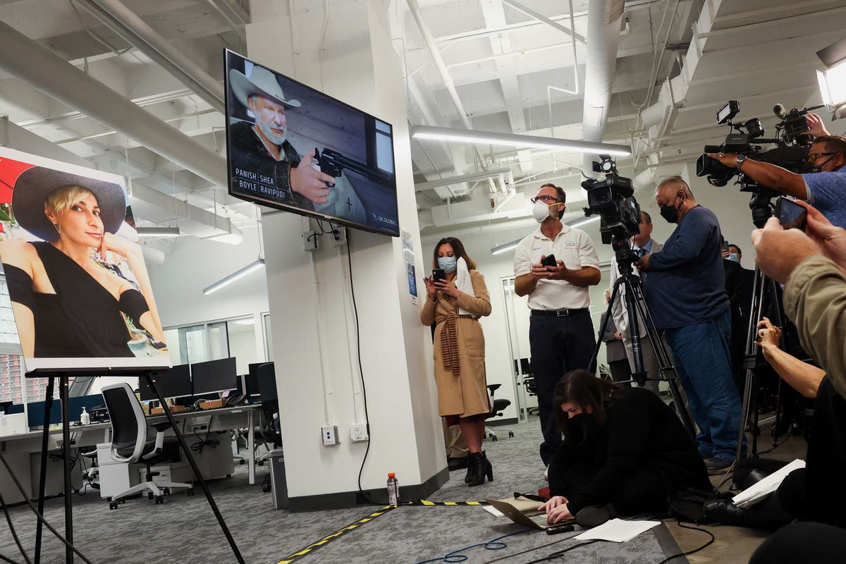 La conferencia en la que se difundi&oacute; el video que recrea la muerte de Halyna Hutchins. (Foto: Reuters/Mario Anzuoni)Por:&nbsp;REUTERS