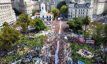 Las agrupaciones y movimientos políticos, marchan por los 30.000 desaparecidos, con una enorme bandera que muestra sus rostros. Las agrupaciones y movimientos políticos, marchan por los 30.000 desaparecidos, con una enorme bandera que muestra sus rostros.