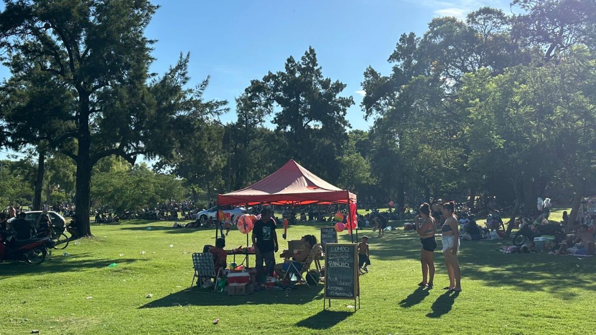 Una multitud se reunió en el Parque del Sur para combatir el intenso calor. Una multitud se reunió en el Parque del Sur para combatir el intenso calor.