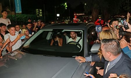 Messi y su familia llegaron al salón en la camioneta familiar conducida por el propio capitán de la Selección Argentina. Messi y su familia llegaron al salón en la camioneta familiar conducida por el propio capitán de la Selección Argentina.