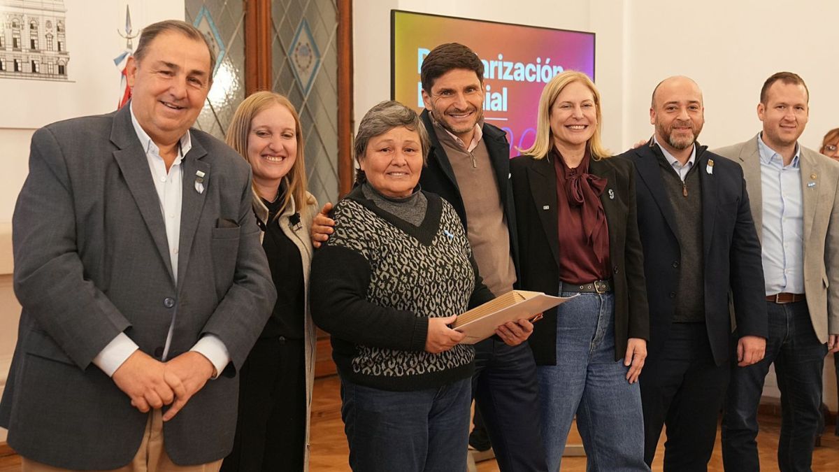 Pullaro destacó el valor simbólico de realizar la entrega en uno de los espacios institucionales más representativos de la provincia. Pullaro destacó el valor simbólico de realizar la entrega en uno de los espacios institucionales más representativos de la provincia.