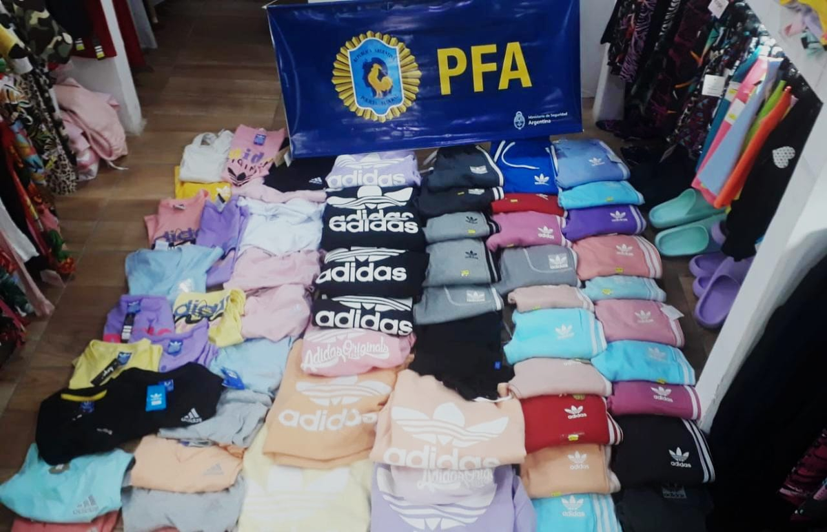 Las prendas secuestradas tras el allanamiento. 